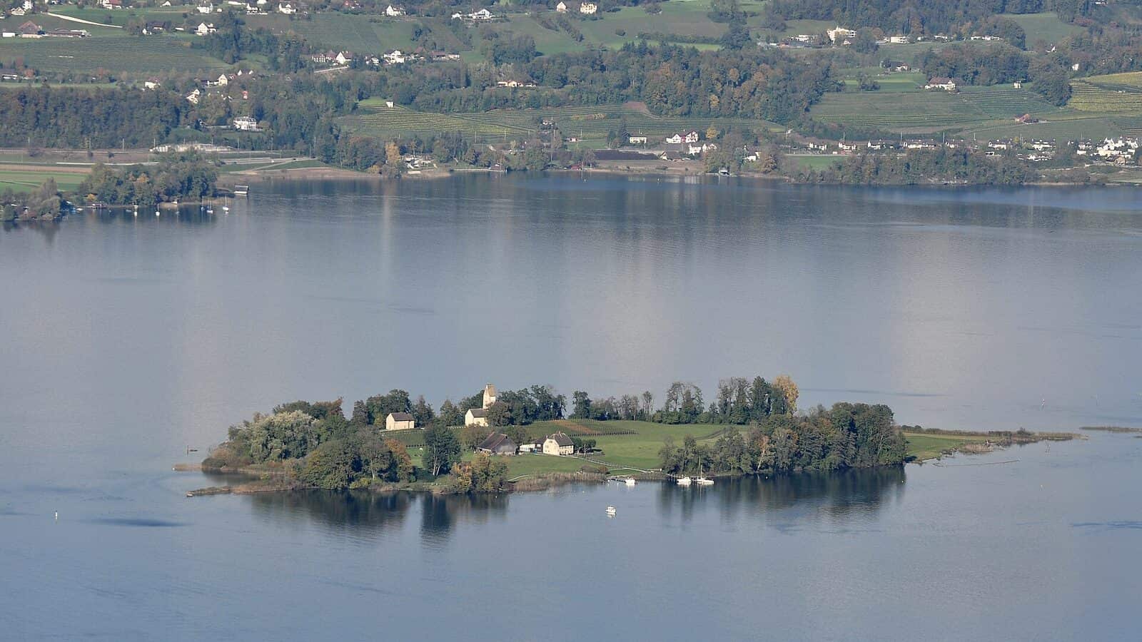 Blick vom Zürichsee bei Feldbach zur Ufenau und zum Etzel