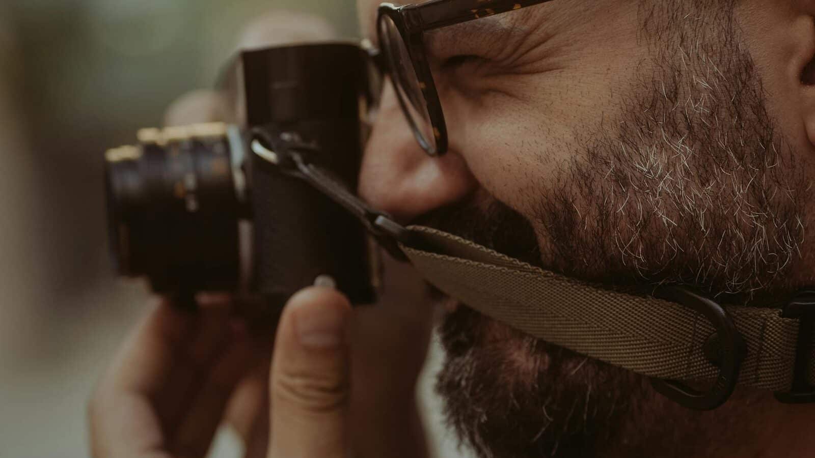 Fotograf im warmen Stadtlicht